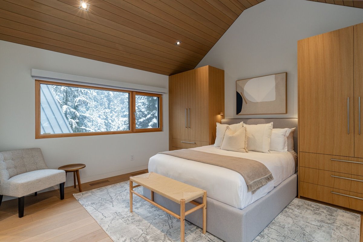 Luxury 6BR Ski-In/Out Estate|Private Hot tub/Sauna gallery image 5