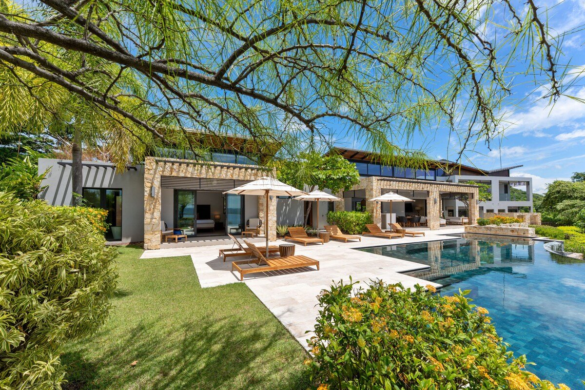 Luxury Retreat | 5 BR Villa w/Breathtaking Views