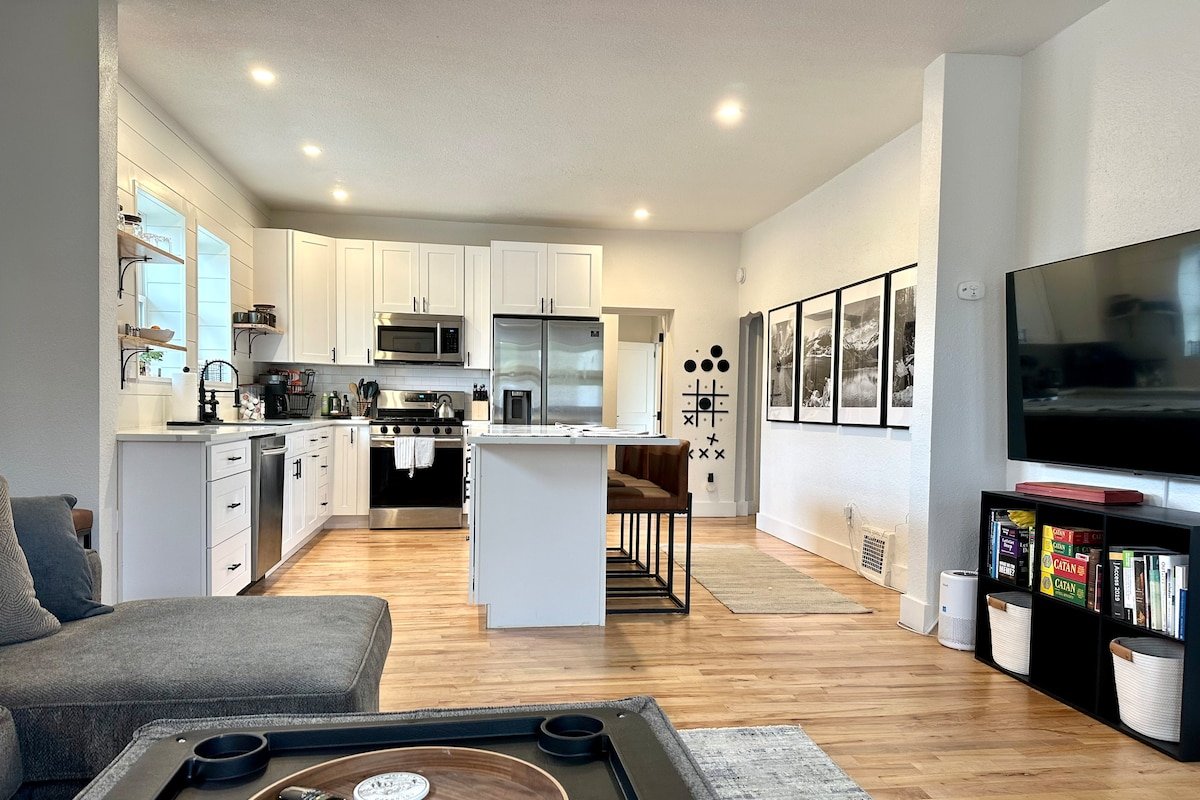 Stylish 6-Bedroom Retreat in Denver gallery image 2