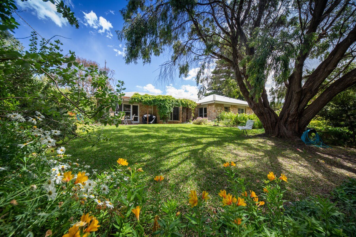 Spacious Beachside Sanctuary, walk 2 beach & shops gallery image 4