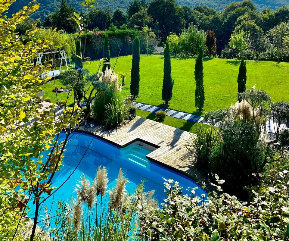 Unique & Fascinating Villa With Magnificent Garden gallery image 3