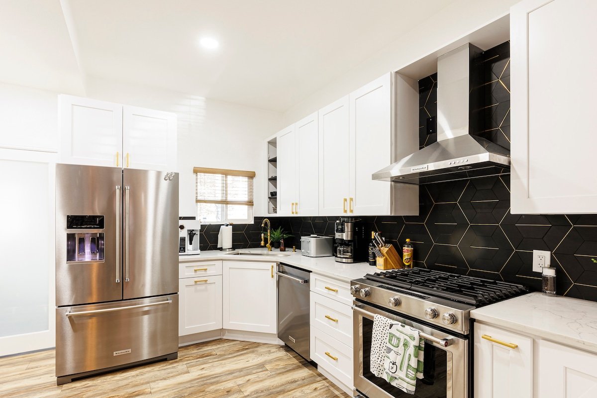 Lux 4BDRM/5BD in DT Denver – Fully Stocked gallery image 5