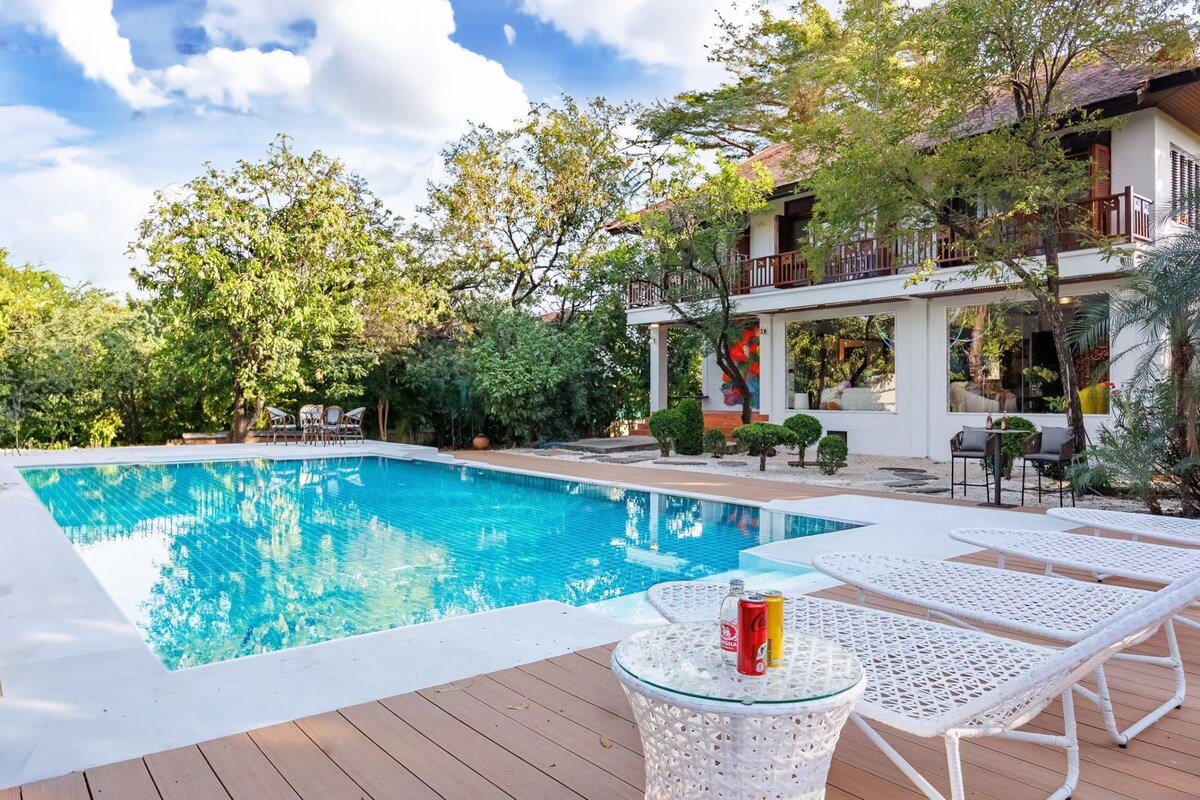 8间卧室超级庄园大别墅，可容纳22人，超大泳池，安静优雅，度假首选。可BBQ（烧烤） gallery image 3