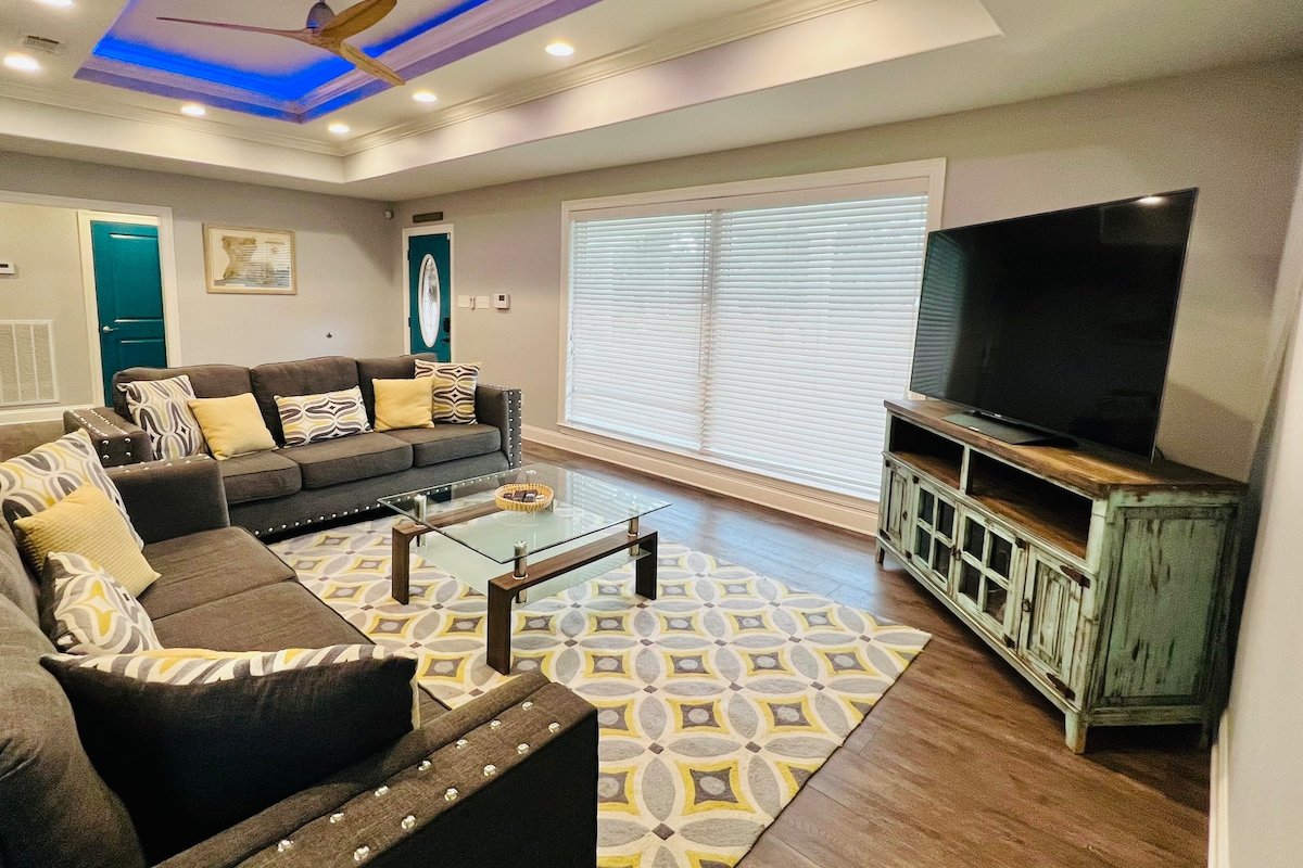 Modern Home with Pool Table and Projector gallery image 5