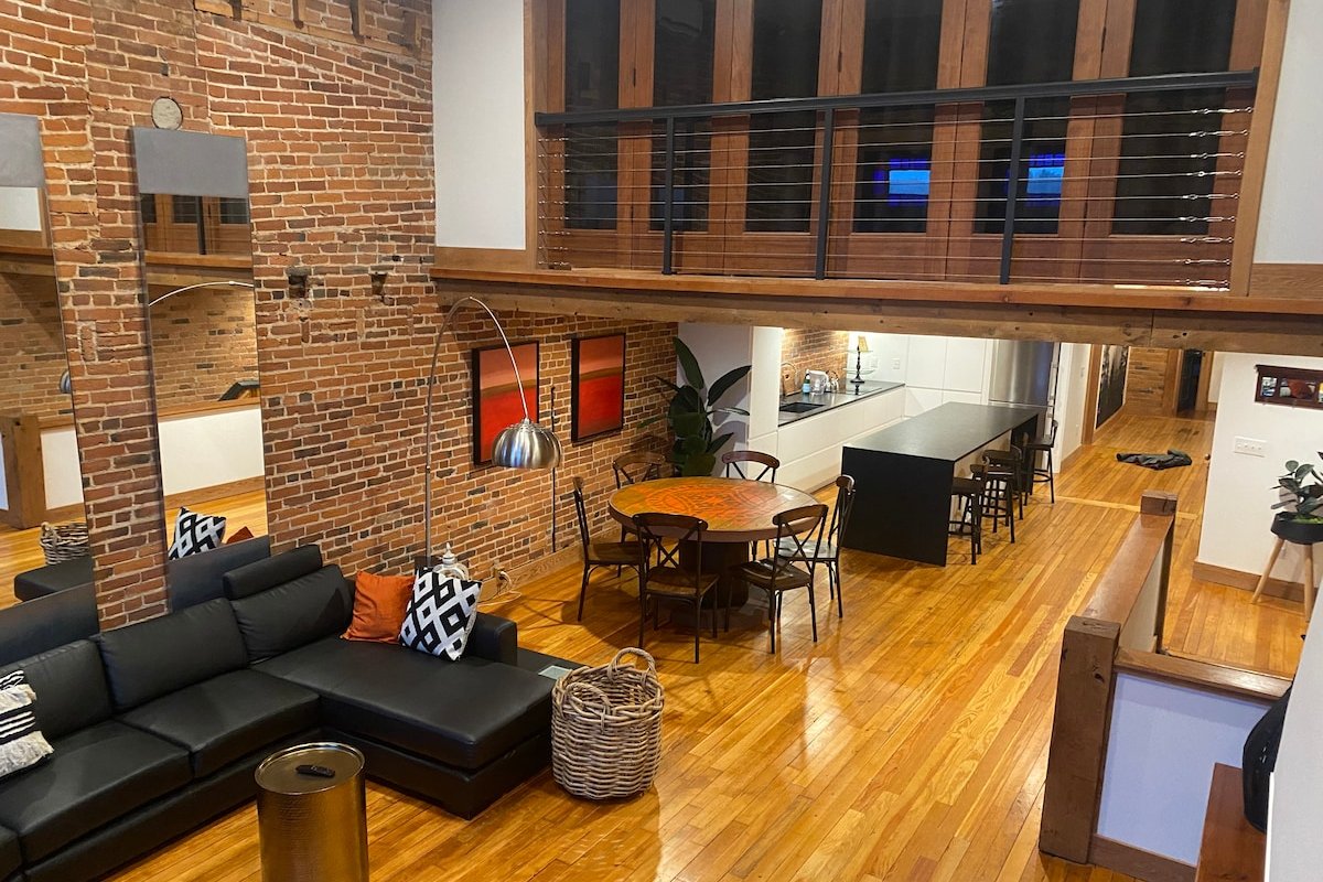 Lumberjack Inn DT-on Main St. with a rooftop deck gallery image 3