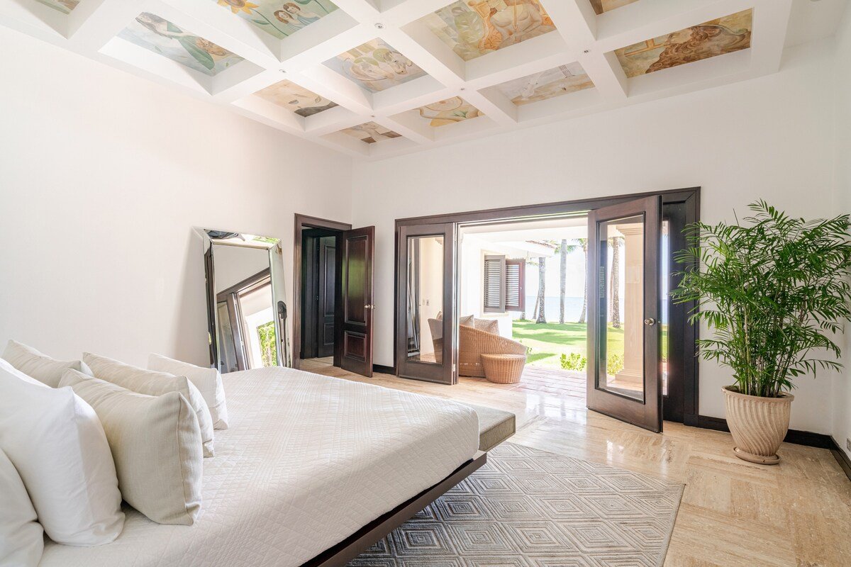 Luxury Ocean Front Villa gallery image 3