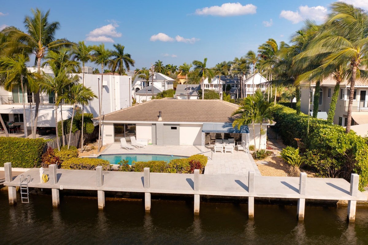 Waterfront Bontona Luxury house with pool gallery image 3