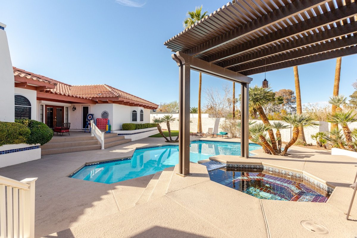 r 4200 ft.² Estate with large pool! Owner operated gallery image 2