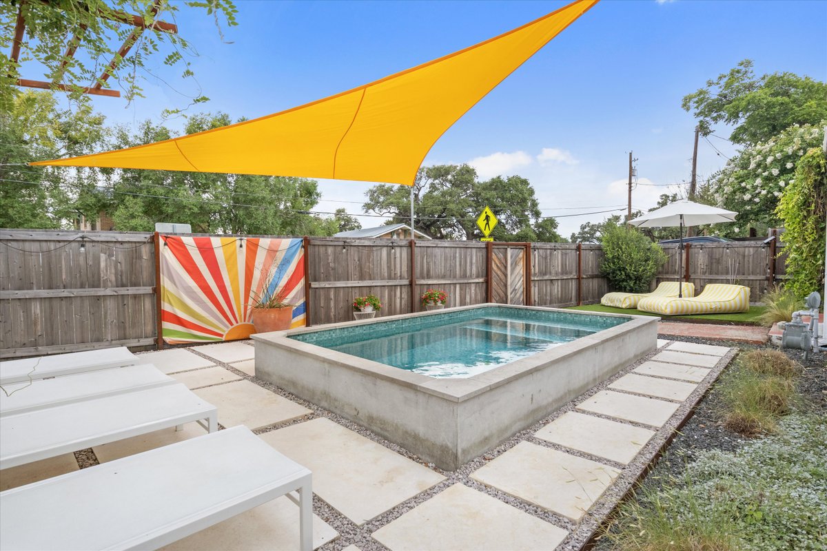 Perfect Bungalow Oasis w/Heated Pool in SOCO