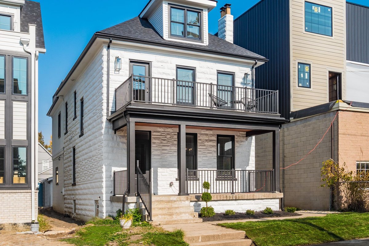 New Luxe Reno W/Hot Tub & Roof Top Terrace!