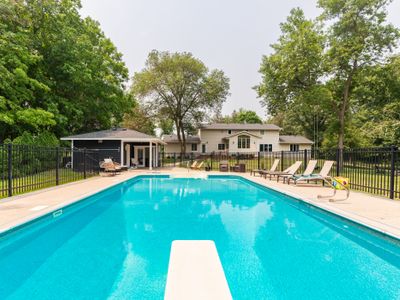 Pool, sauna, pickle ball & privacy. Sleeps 18.