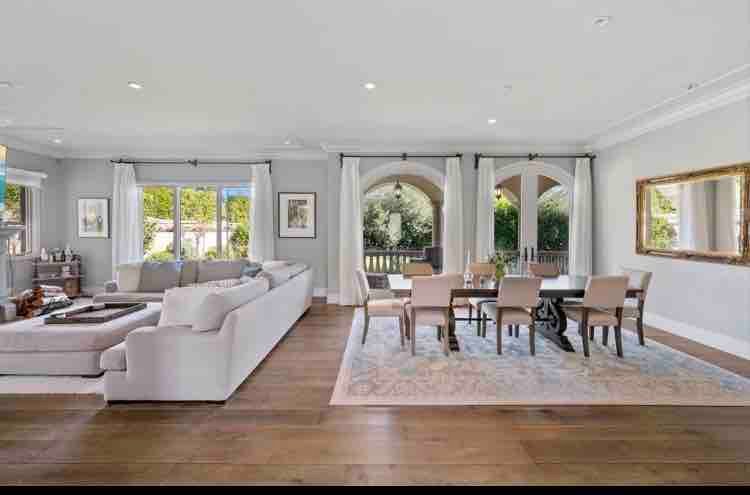 Elegant Spacious Italian Villa in Western Malibu gallery image 3