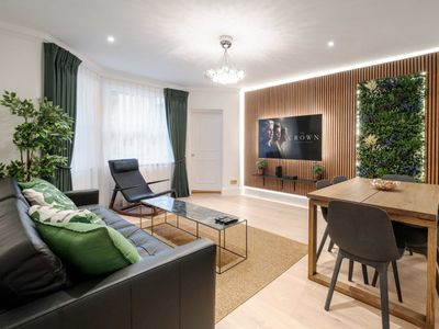 Luxurious 2BR Oasis in South Kensington w/ Air Con