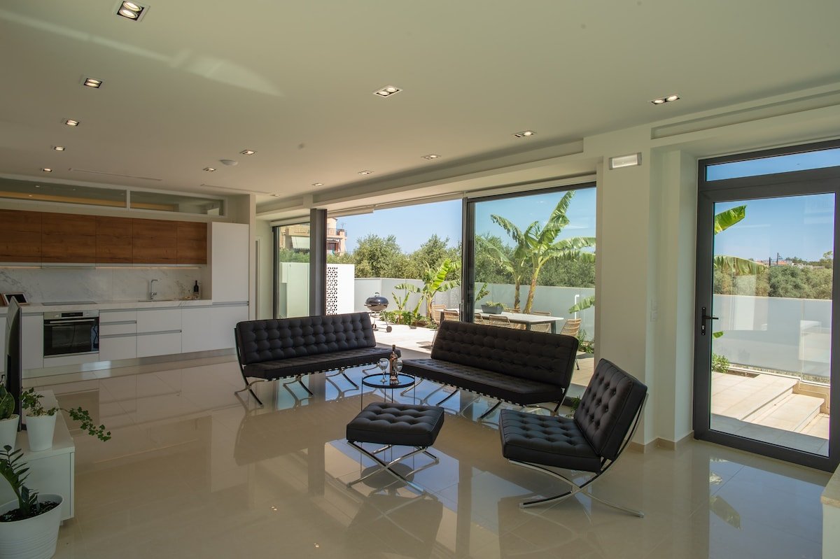 Luxury Villa Mirror – 200meters from the beach! gallery image 3