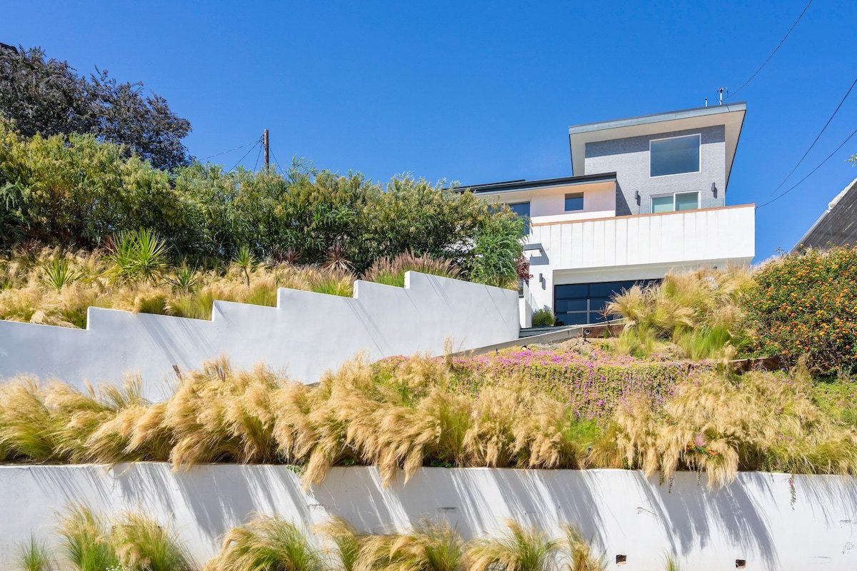 Sleek Modern Hollywood Hills Home w/Stunning Views gallery image 3