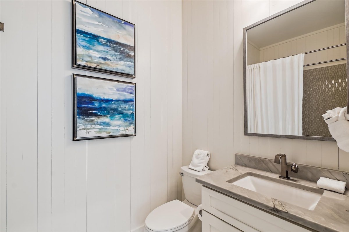 Gulf-front retreat w/private pool + beach access gallery image 2