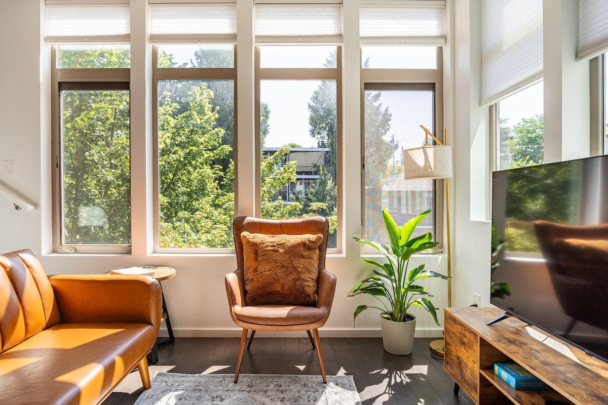 Cozy Luxury | FourSeasons King Bed | 10 Min to DT gallery image 4