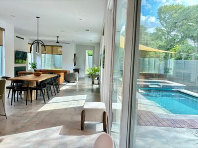 Downtown 6 bedroom house with pool. Walk to ACL