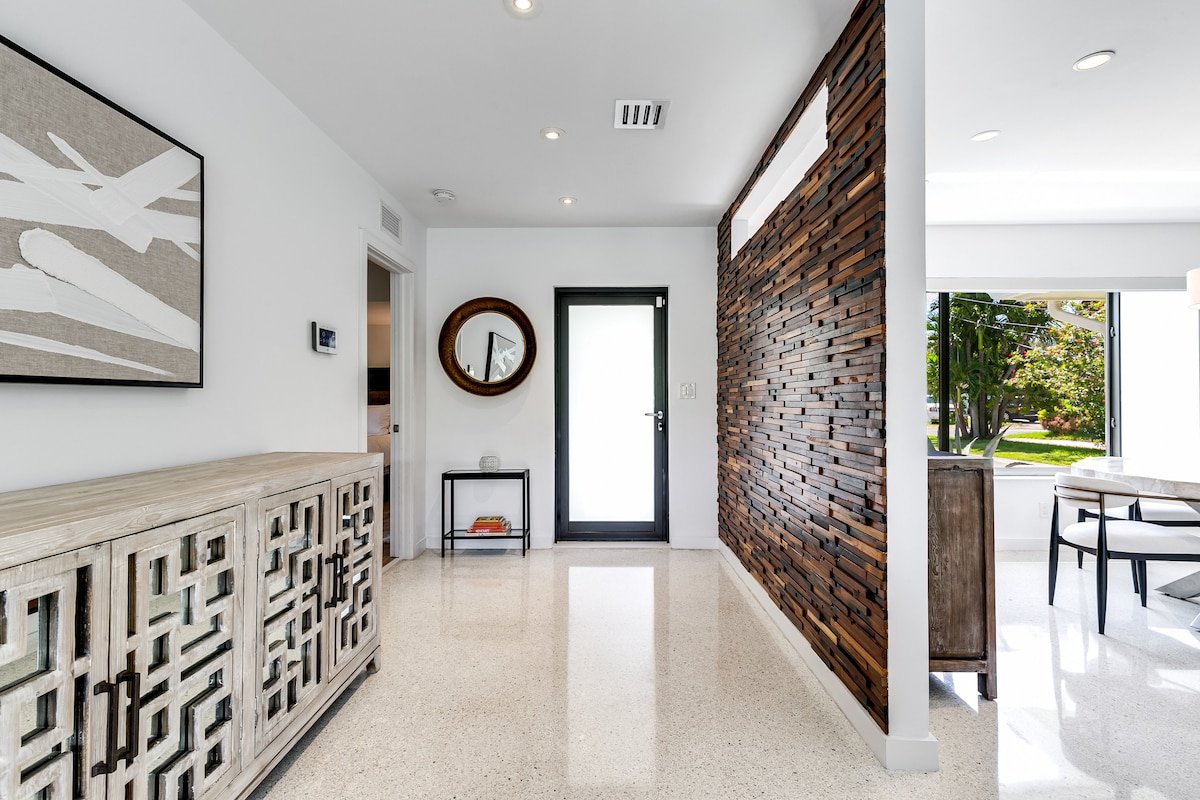 Luxury Lake House Blocks from the Beach! gallery image 5