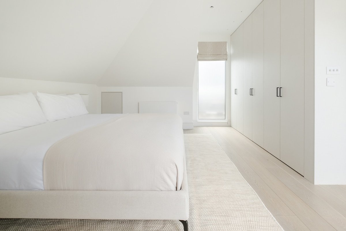 Stunning Knightsbridge 4 bedroom house w/ balcony gallery image 4