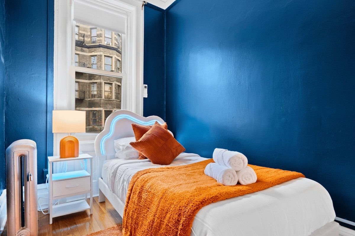 Artful 3BDR: Near Subway, Stadium + Private Patio gallery image 4