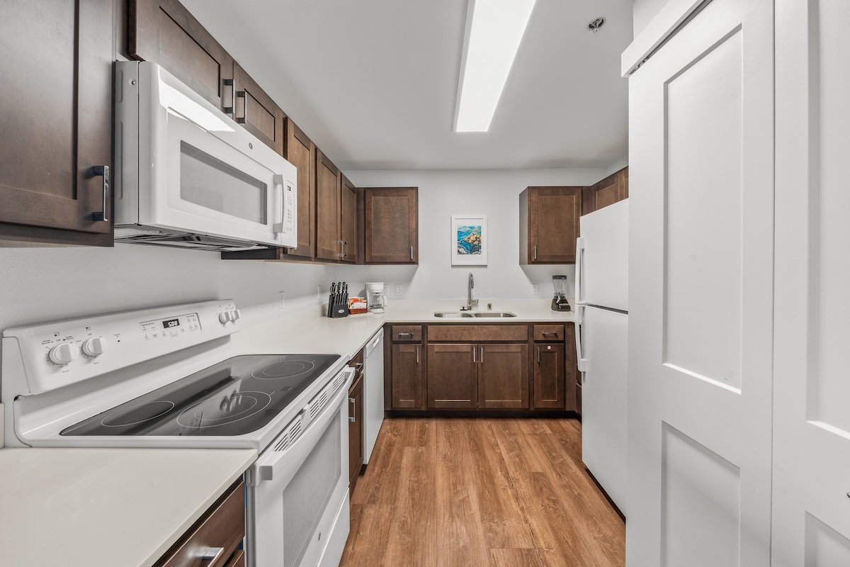 Two 3BR Apts Near Kam 1 Beach, Pool, Hot Tub & BBQ gallery image 5