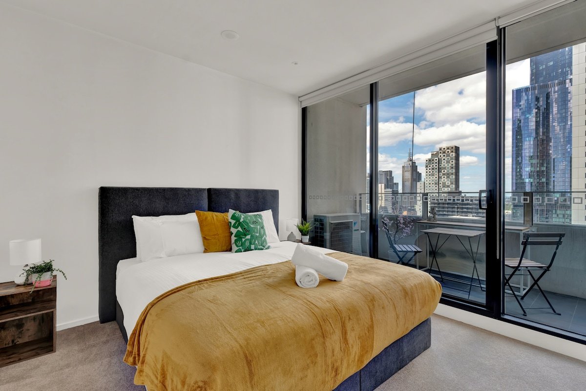 Melbourne CBD Oasis! Pool, View gallery image 5