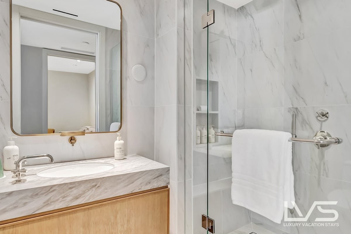 LVS Four Seasons FTL Direct OceanView Beach Resort gallery image 4