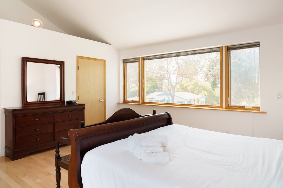 Century City Retreat with High Ceilings gallery image 5