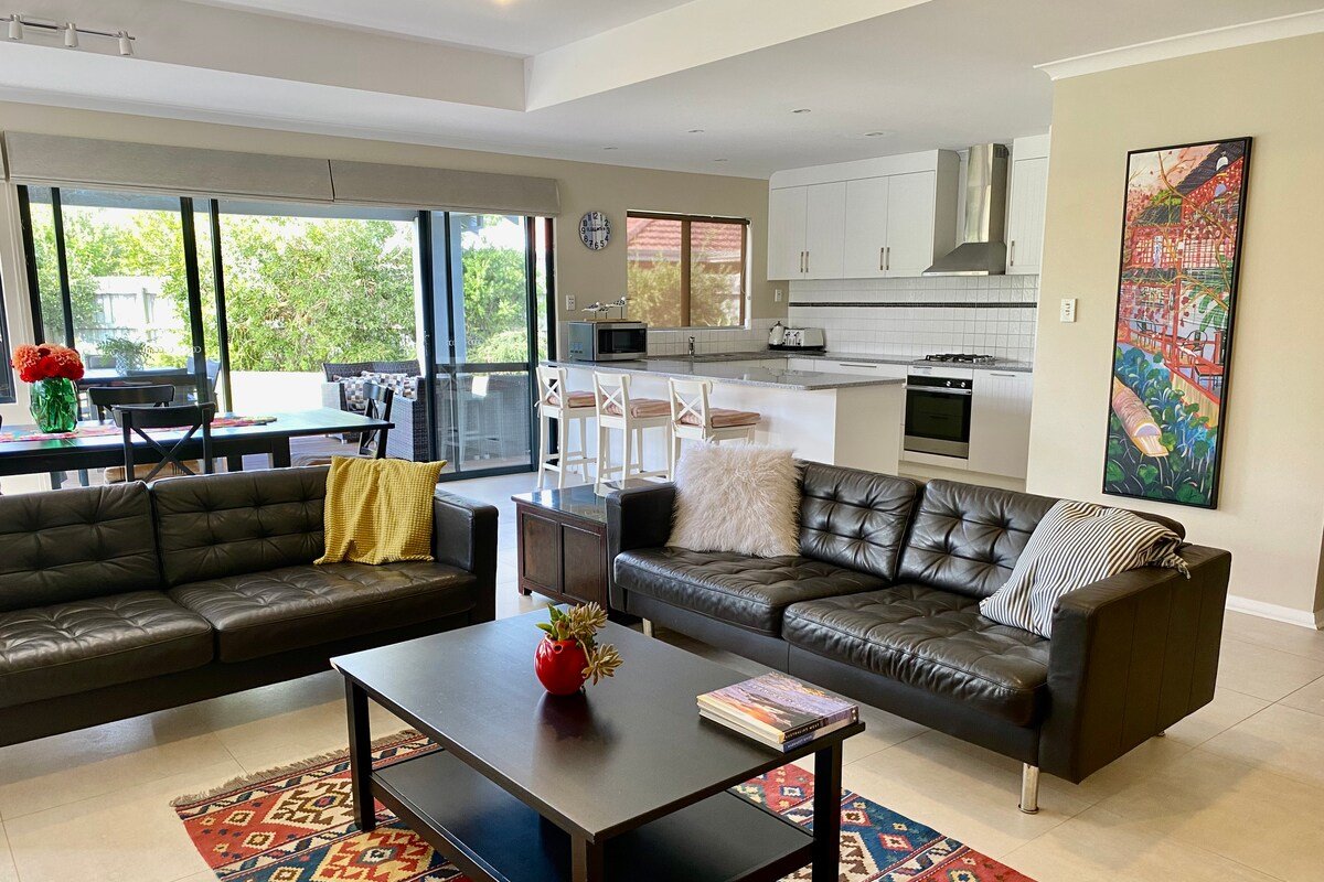 Light & Bright Large Family Home – beachside gallery image 3