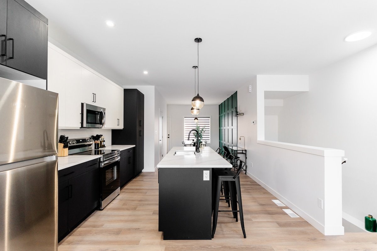 *Spacious w/ Style | Free Parking | 7 min Airport* gallery image 4