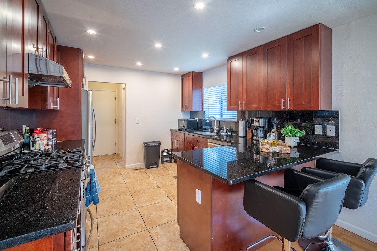 Beautiful & convenient 3 bedroom/2.5 bath home gallery image 4