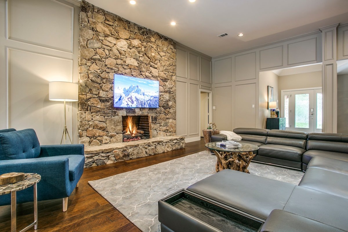 High Demand Private VIP with Heated Pool and Spa! gallery image 3