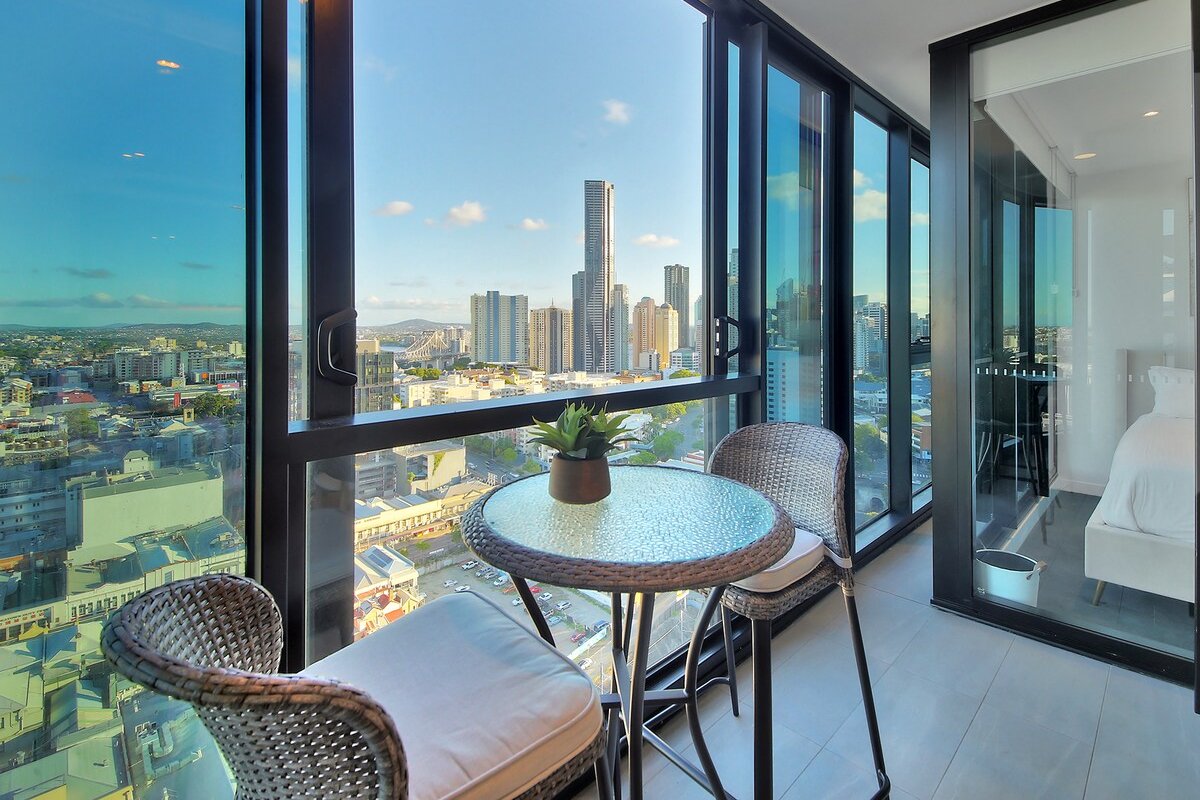 Skyline Serenity Luxury Apt with Free Parking gallery image 3