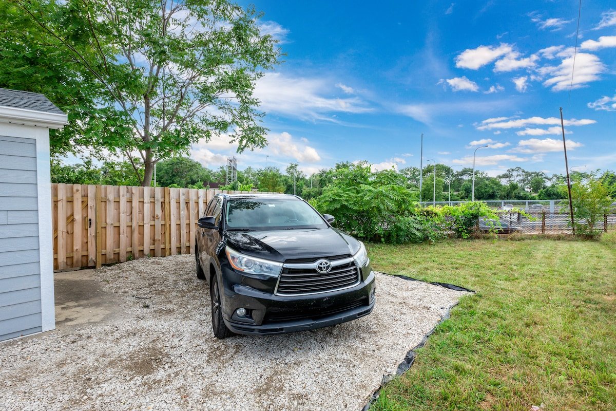 3TVs/13ppl/Lrge game room/5BR/3BA/prkg4cars gallery image 4