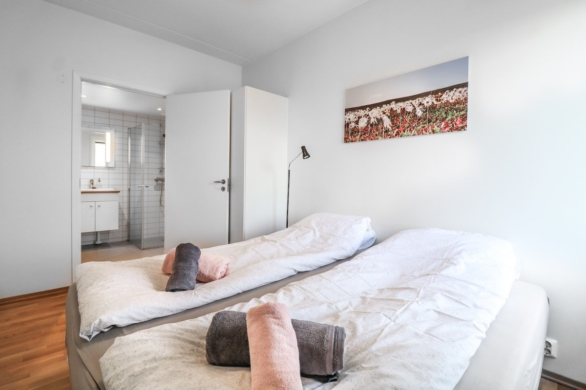 LARGE 3BR Modern Seaside Apt Near Central Station gallery image 4