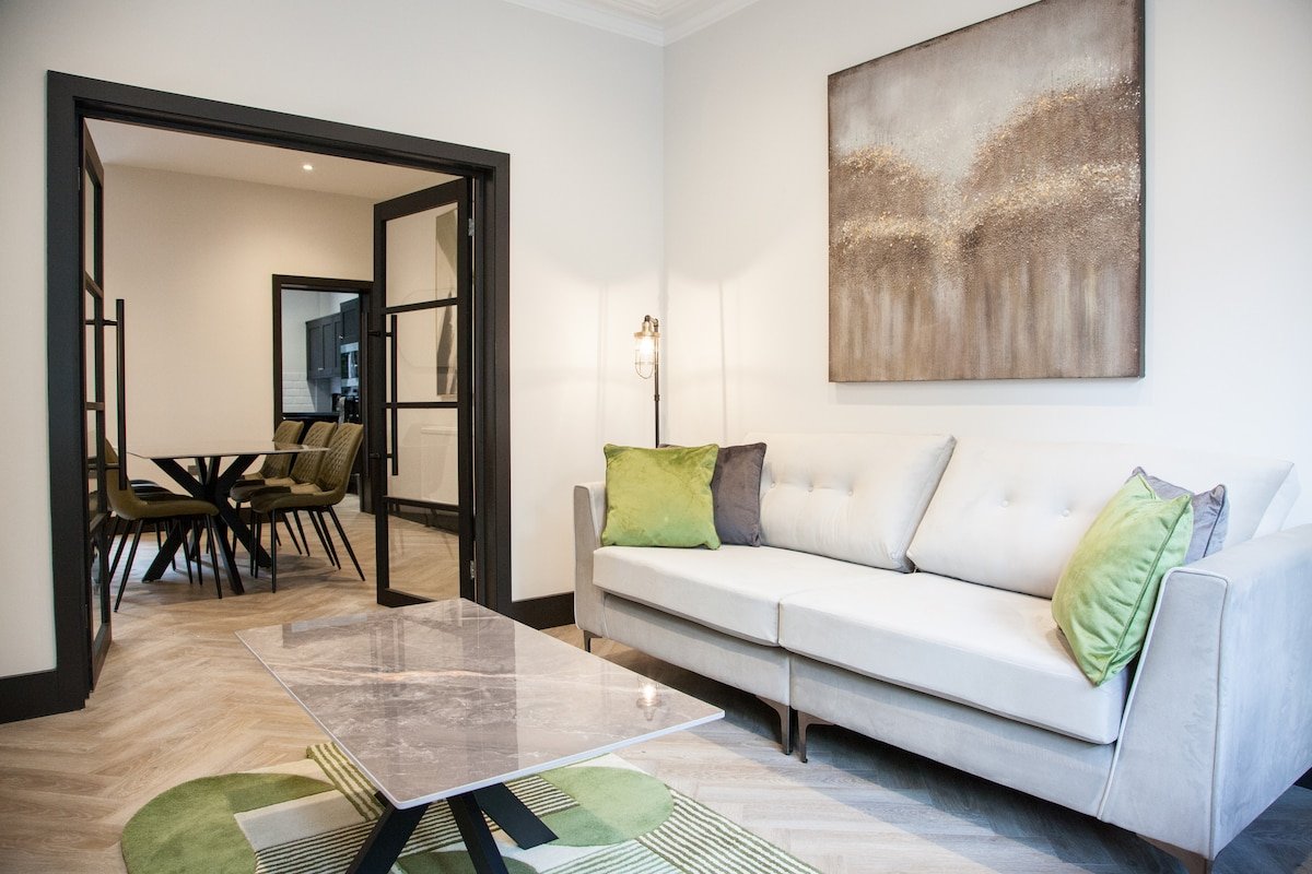 Bright & Modern Manchester Home | Free Parking gallery image 2