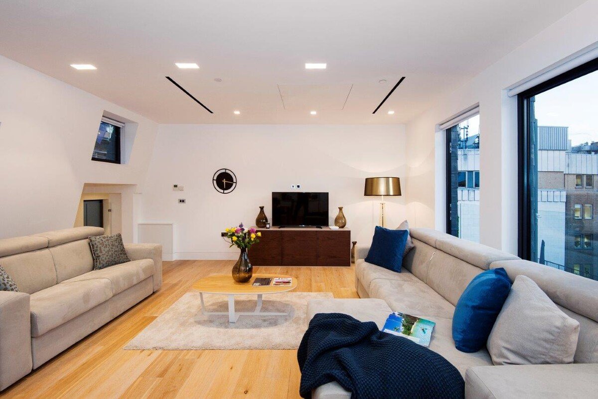 Explore Central London from a Luxurious Penthouse gallery image 4