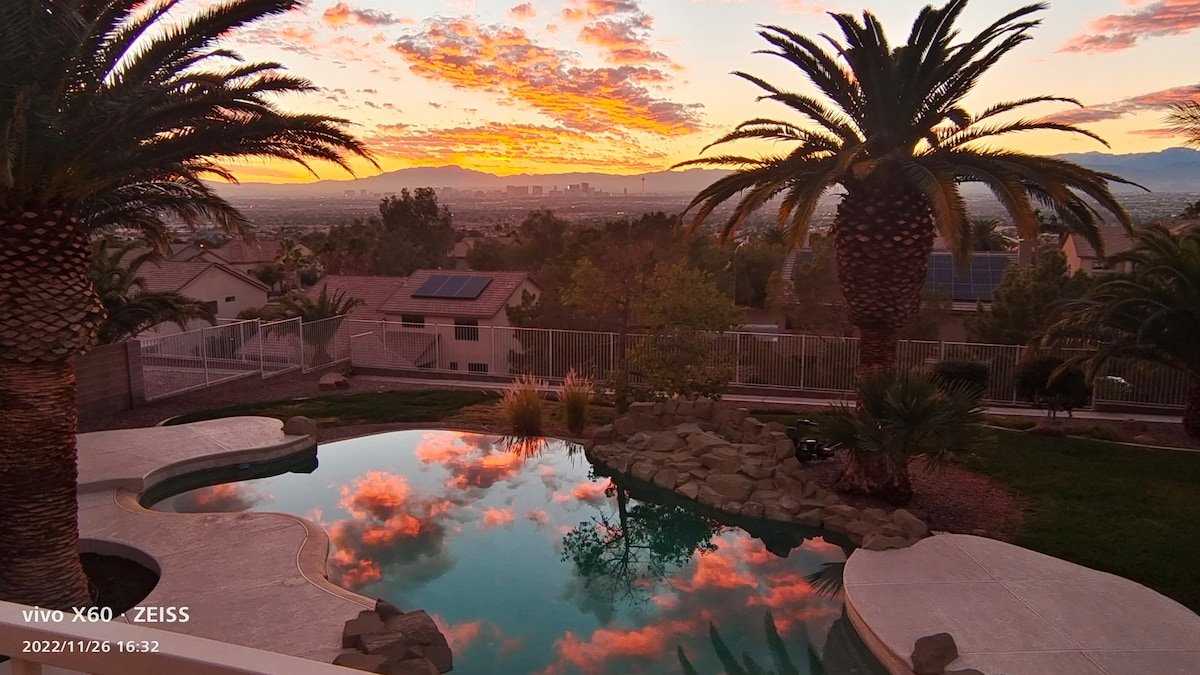 Luxury 6bdr House Pool Strip Vu gallery image 3