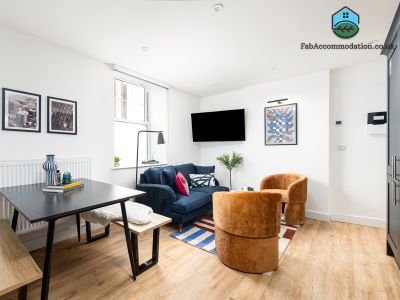 Chic-5bed-5bath-FreeParking-By FabAccommodation