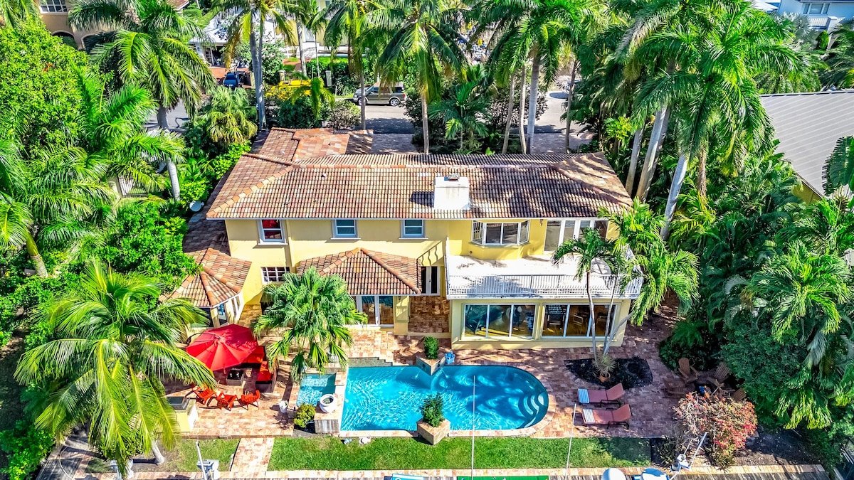 Heated Pool & Hot Tub! Waterfront Antique/Vintage! gallery image 2