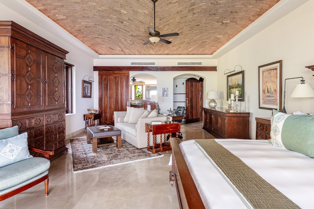 Refined Oceanfront Retreat Pool Ocean Views Staff gallery image 5