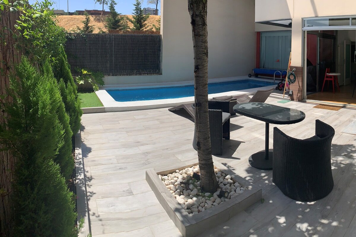 Luxury house with patio, garden and private pool. gallery image 4