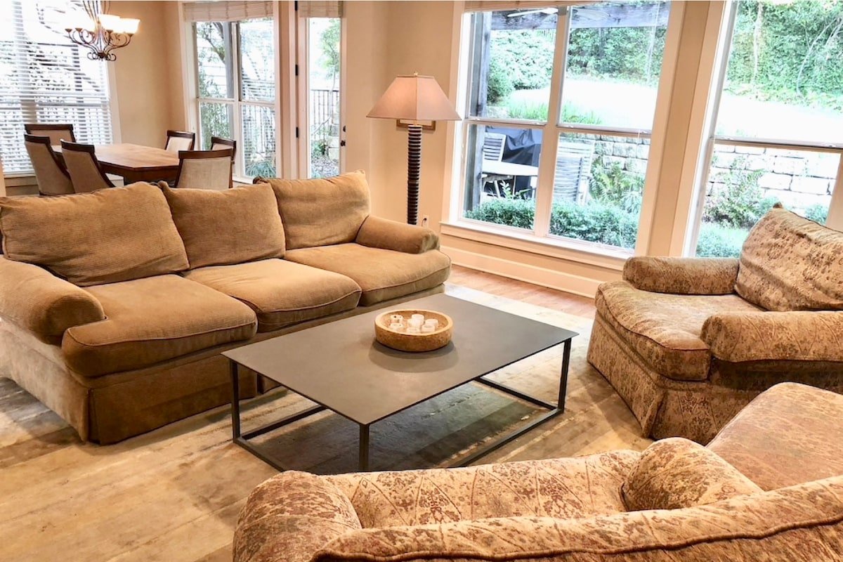 Wonderful Downtown House in Quiet Neighborhood gallery image 3