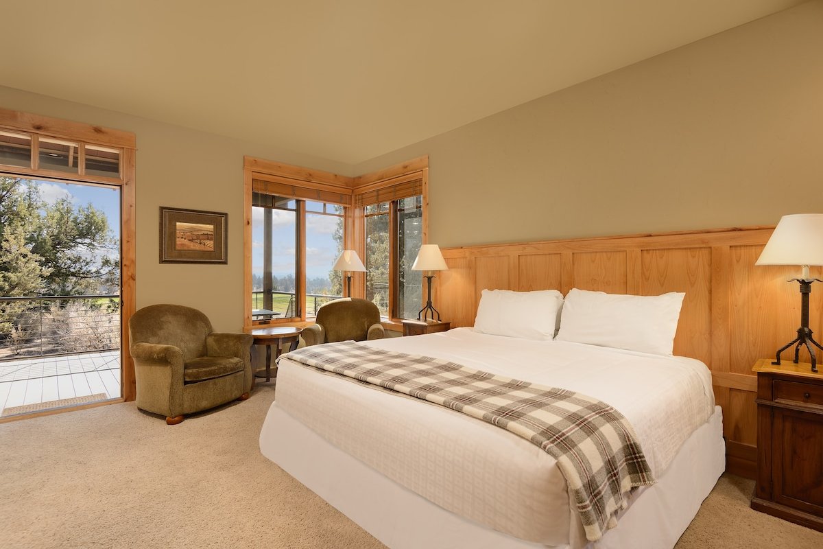 Cozy 2BD/2.5B Cabin w Hot Tub at Brasada Ranch gallery image 3