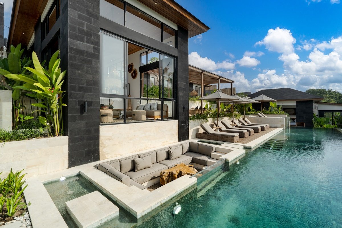 Tanah Yang Jauh : 5 BR Villa w/ Gym & Private Pool