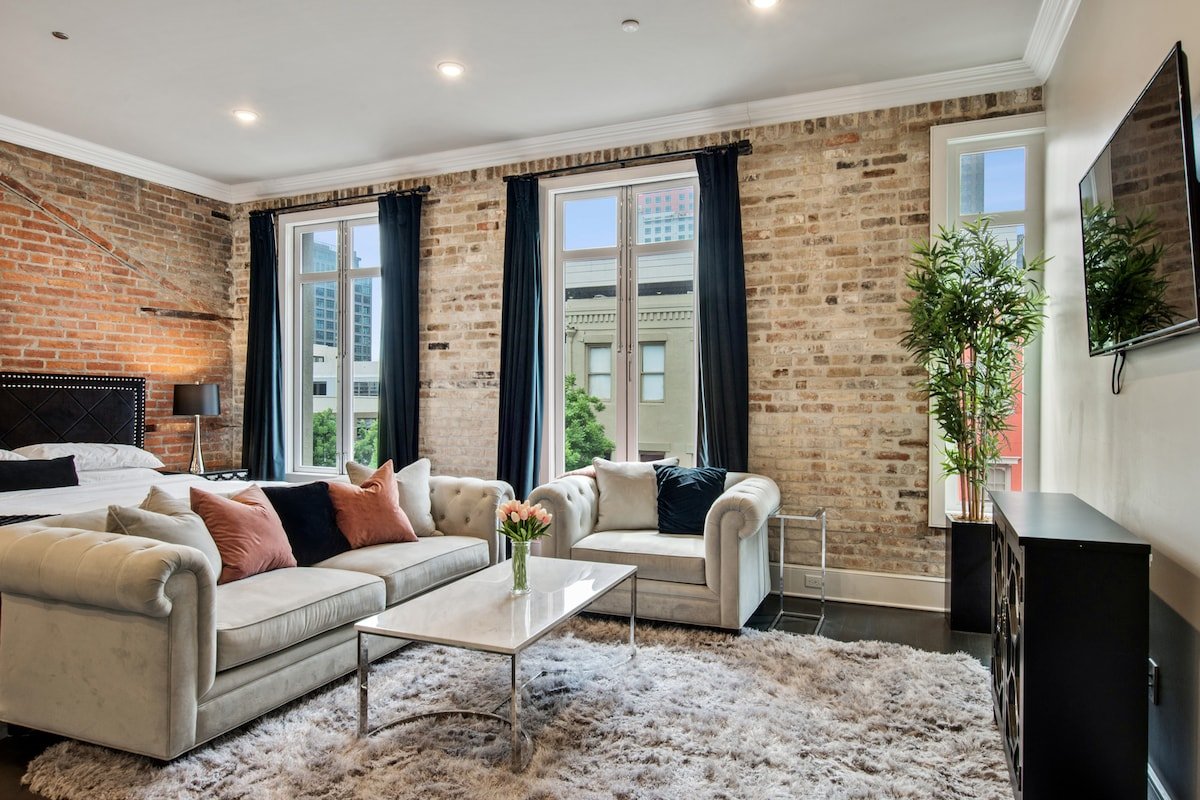 TWO Connecting Condos! 5 King beds! 4 Bdrm/4 Bath! gallery image 3