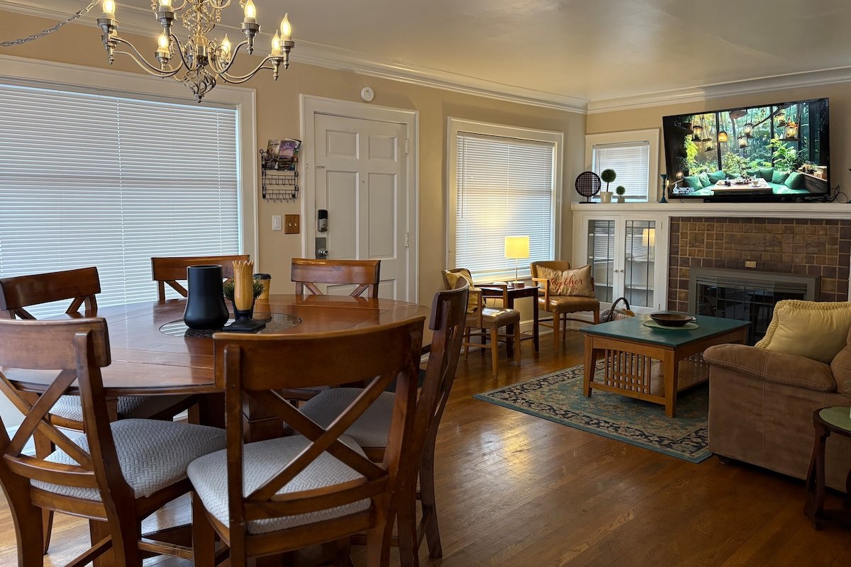 *Seattle-Queen Anne* 7 BR 3 BA. *One Block to SPU* gallery image 2