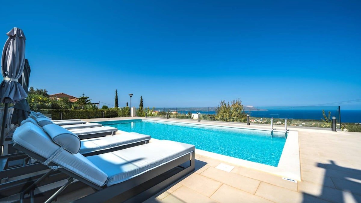 Spacious Villa w/ Eco Pool, Pickleball & Sea Views gallery image 3