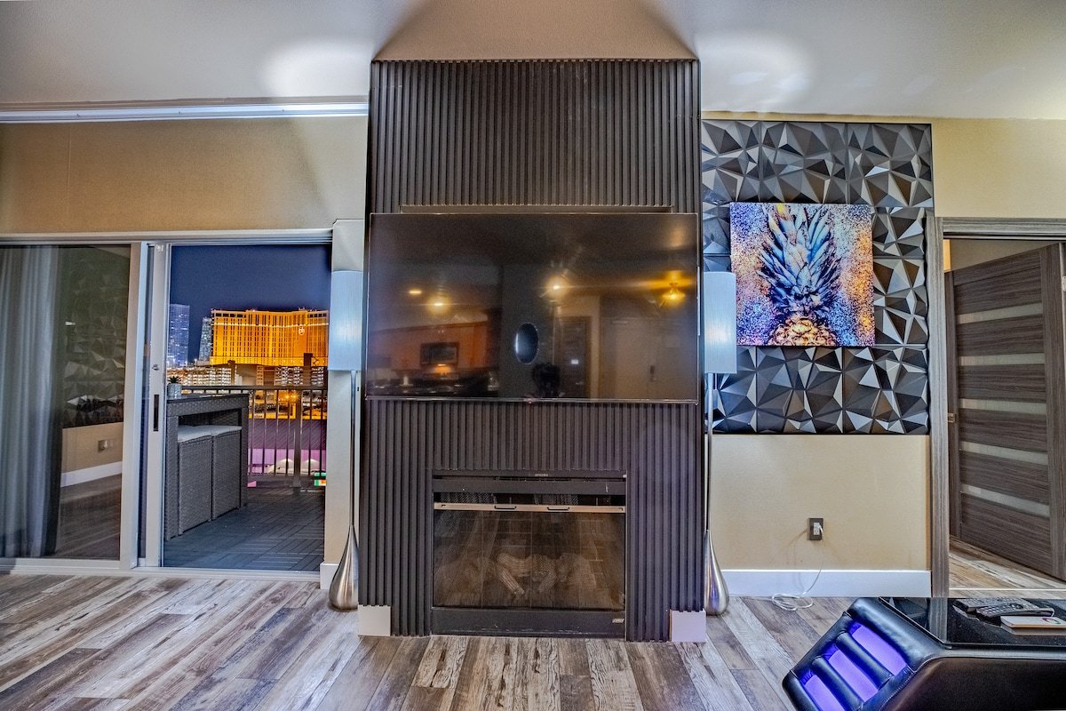 2100 SqFt Penthouse Suite : Strip Views! POOL GYM gallery image 5